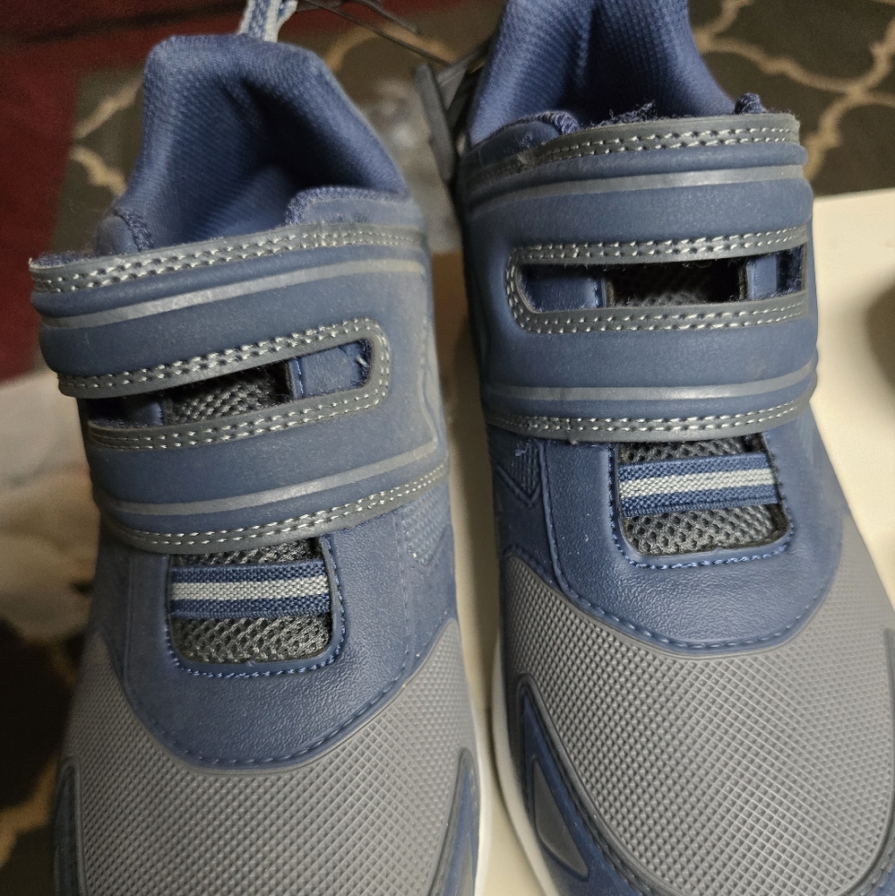 NWT athletic kid shoes